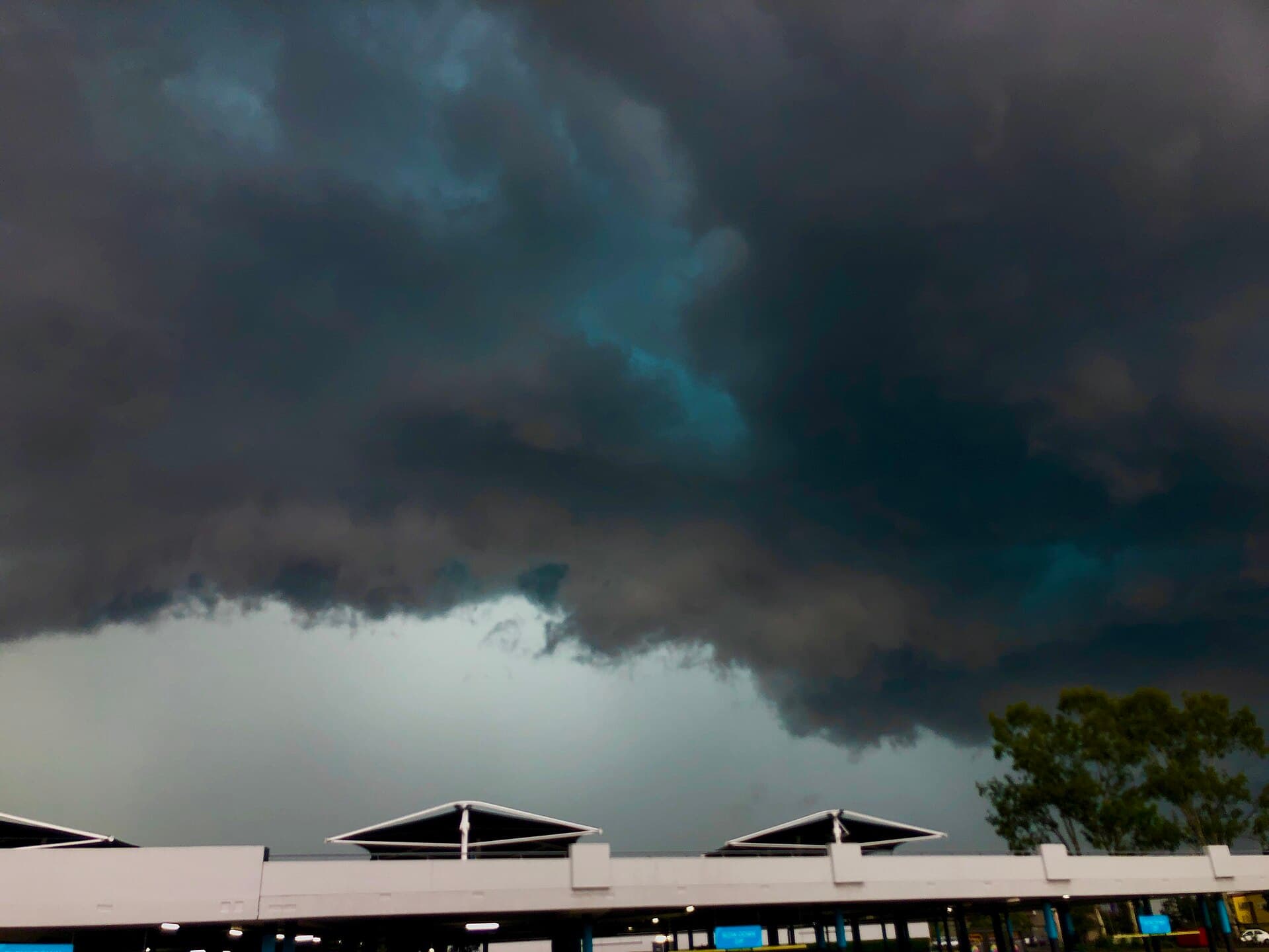 A dark shelf cloud advancing over eastern Brisbane before a summer thunderstorm